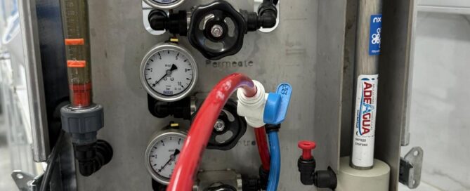 qué es la conductividad del agua: conductímetro en línea en planta industrial
