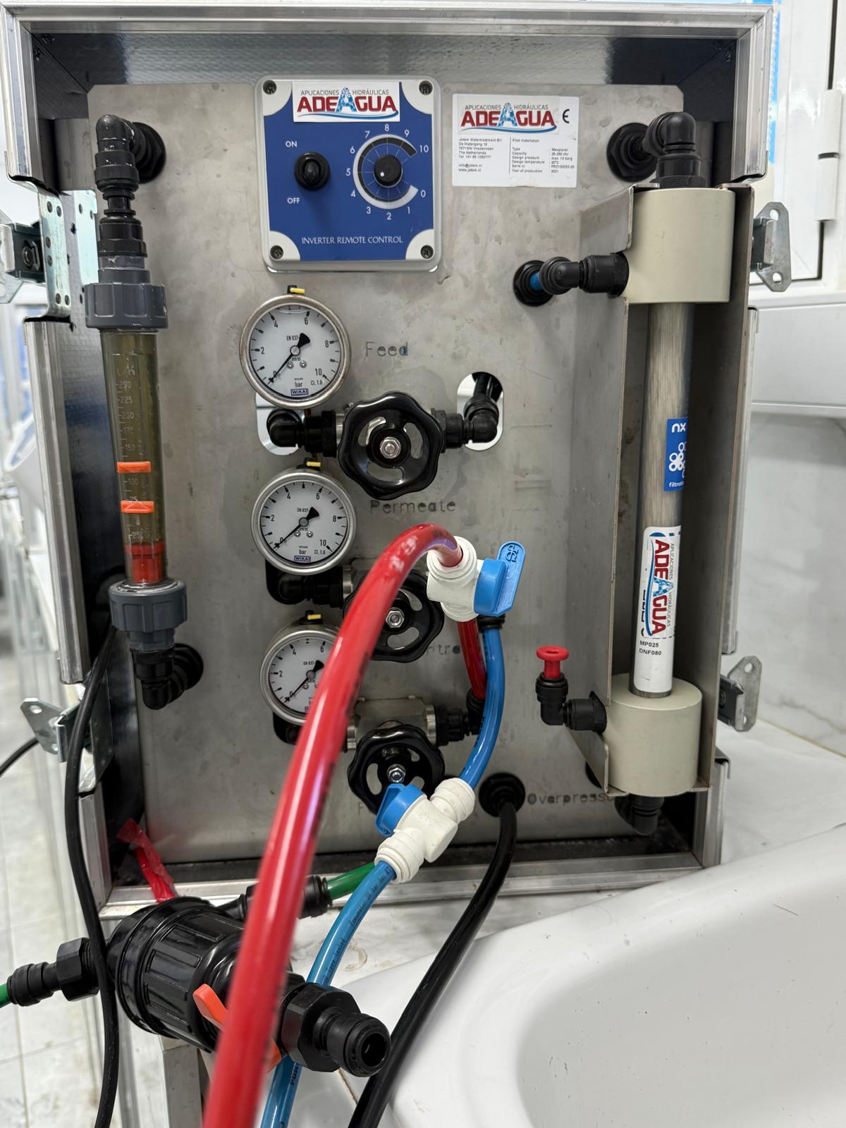 qué es la conductividad del agua: conductímetro en línea en planta industrial