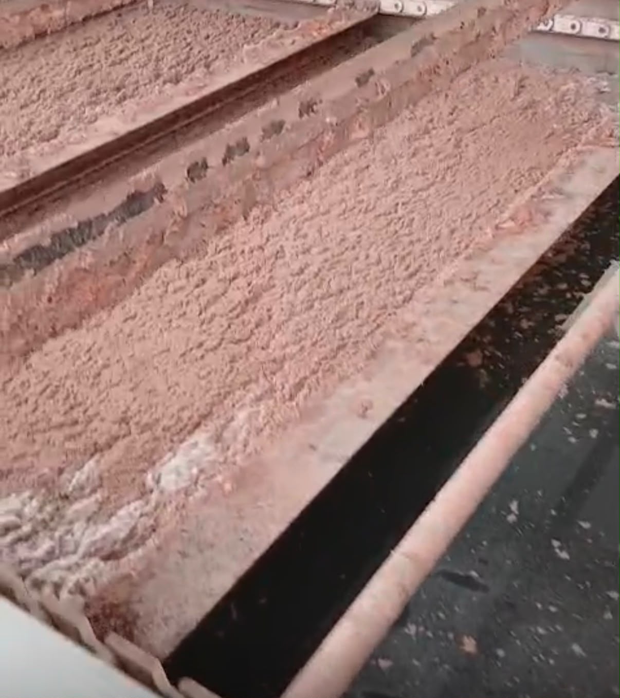 coagulación y floculación en aguas industriales: flóculos formados en cámara de mezcla